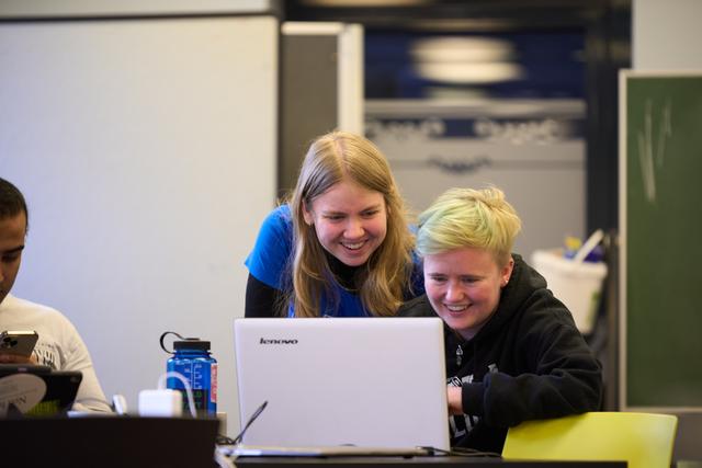 Zwei LCOY-Teammitglieder vor einem Laptop