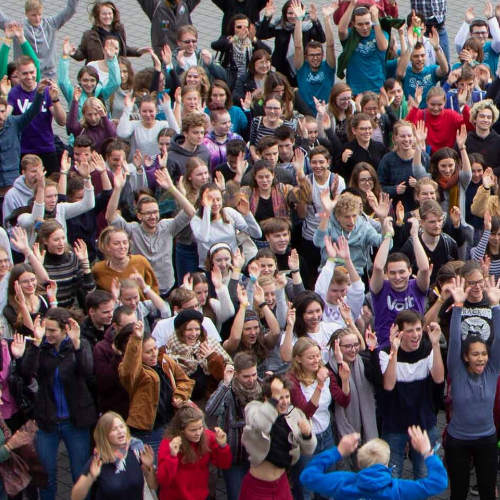 Viele fröhliche Menschen auf der LCOY